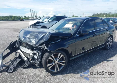 2014 Mercedes-Benz C 250 Luxury/Sport z USA, uszkodzony, nr VIN WDDGF4HB1ER306501